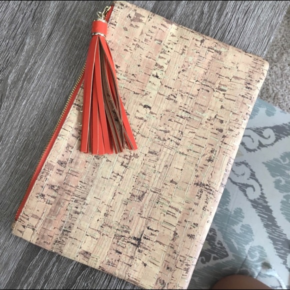 🎉 FREE W/$20 purchase 🎉 MK Cork Inspired Clutch - Picture 1 of 3